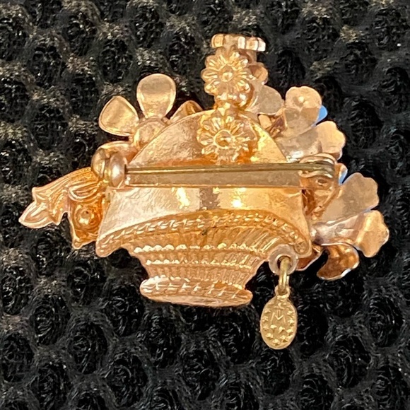 Virgin Mary Floral Basket Gold Tone Brooch Pin - Picture 5 of 11